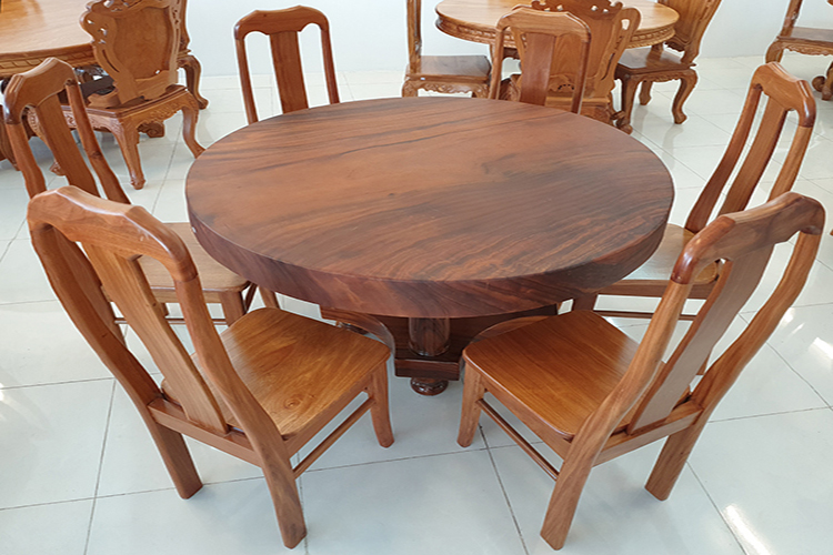 Bộ bàn ăn gỗ gõ đỏ 8 ghế nguyên khối với chất liệu gỗ Me Tây đẹp và bền sẽ là lựa chọn tối ưu cho những gia đình có phòng ăn rộng. Thiết kế đơn giản nhưng tinh tế sẽ mang lại sự ấn tượng và đẳng cấp cho không gian nội thất của bạn.